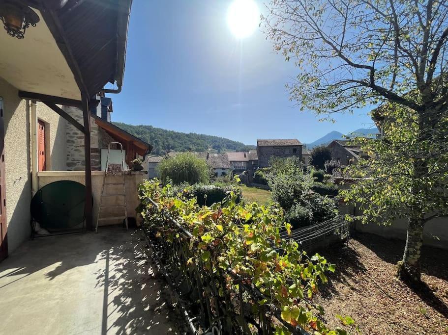 La Petite Ourse Maison De Village A Oust Esterno foto