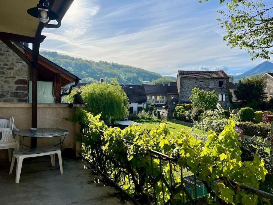 La Petite Ourse Maison De Village A Oust Esterno foto