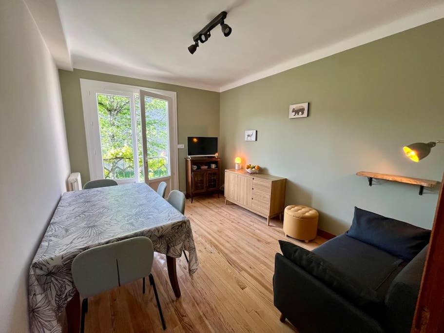 La Petite Ourse Maison De Village A Oust Esterno foto